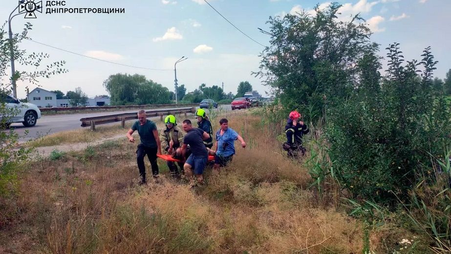 У Дніпрі на трасі сталося зіткнення двох автомобілів: надзвичайники із очевидцями рятували поранену