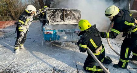 В Павлограде на стоянке загорелся автомобиль