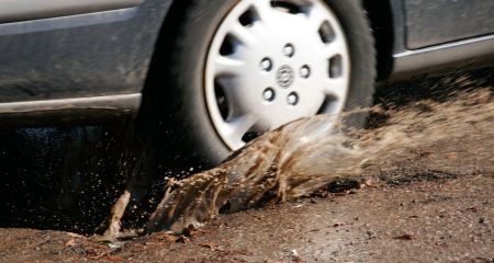 В Кривом Роге автомобиль провалился в рытвину, которую размыло из-за порыва на водопроводе