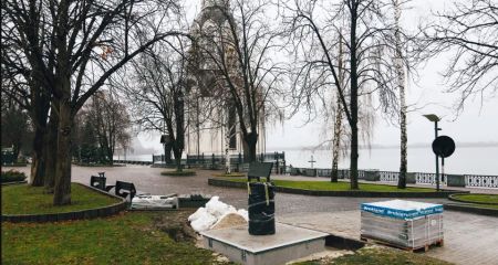 У Дніпрі на Січеславській Набережній встановлюють підземні баки для сміття (ФОТО)