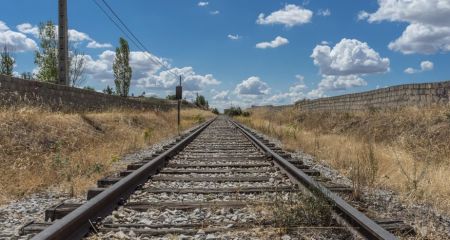 Хотів звести рахунки із життям, але не вийшло: на Дніпропетровщині чоловік кинувся під потяг і впав в кому