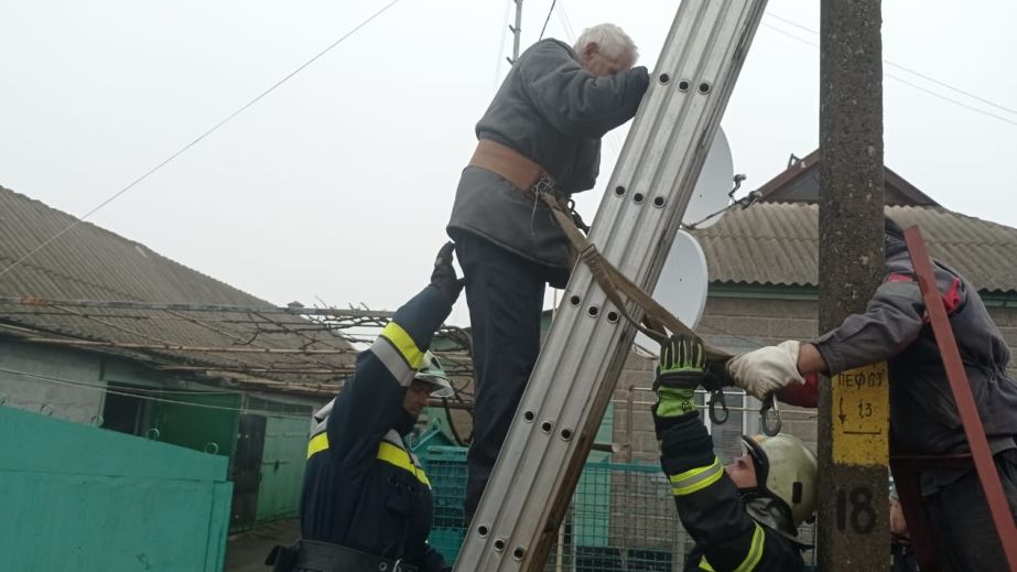 На Дніпропетровщині 89-річний дідусь заліз на стовп лагодити ліхтар і застряг (ФОТО)