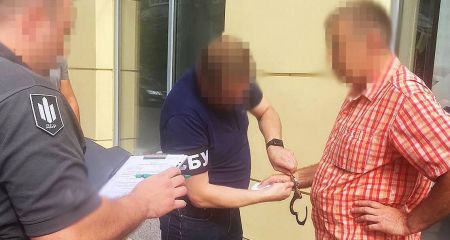 На Днепропетровщине адвокат за 25 тысяч долларов помогал военнообязанному получить "белый билет"