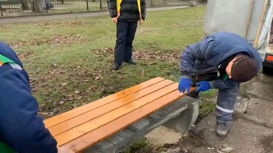 В Павлограде установили "гламурные" лавочки с лаковым покрытием (ФОТО, ВИДЕО)