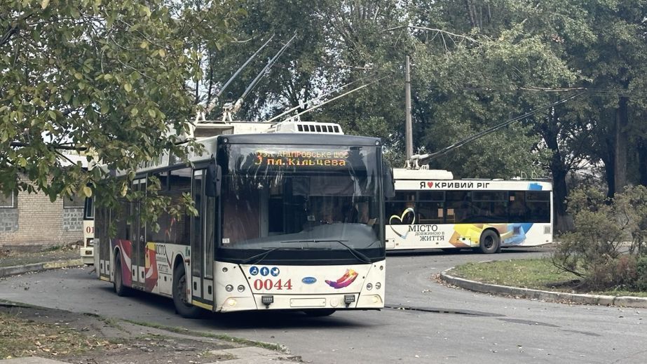 В Кривом Роге троллейбус с пассажирами "парализовало" прямо посреди проезжей части (ВИДЕО)