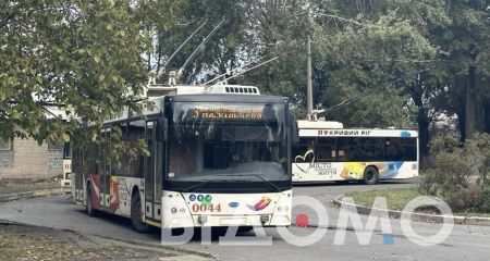 В Кривом Роге пассажиры так спешили в салон, что вырвали дверь в троллейбусе (ВИДЕО)