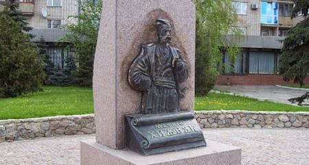 У Павлограді на місці демонтованого пам’ятника Хижняку встановили каміння
