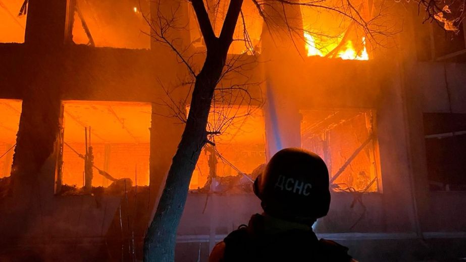 На Синельниківщині загасили масштабну пожежу, що виникла через ворожий удар (ФОТО)