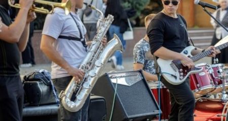 В Днепре уличный оркестр устроил настоящий перформанс в центре города (ВИДЕО)