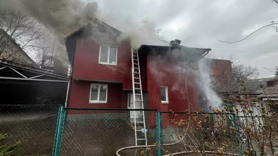 Палала будівля на Грушевського: подробиці пожежі в центрі Дніпра (ФОТО)