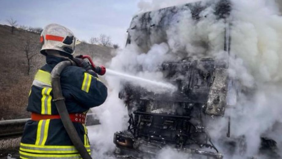 У Кривому Розі на території оптового ринку спалахнула вантажівка з яблуками (ФОТО)