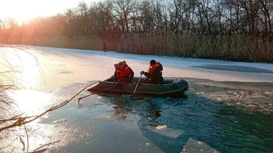 У Синельниківському районі з річки витягли тіло чоловіка, який учора провалився під кригу (ФОТО)