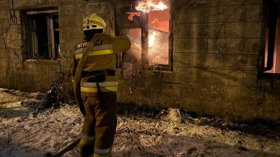 В Днепре в Новокодакском районе пылает жилой дом (ФОТО)