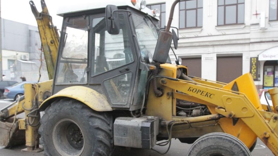 У Дніпрі в районі Донецького шосе трактор протаранив автомобіль (ВІДЕО)