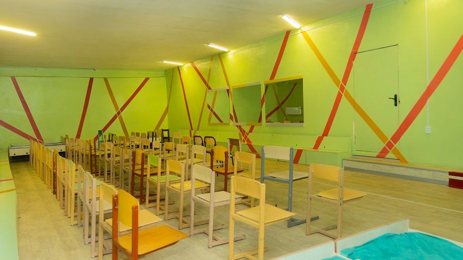 Днепр получит от Люксембурга партию мебели для школьных укрытий
