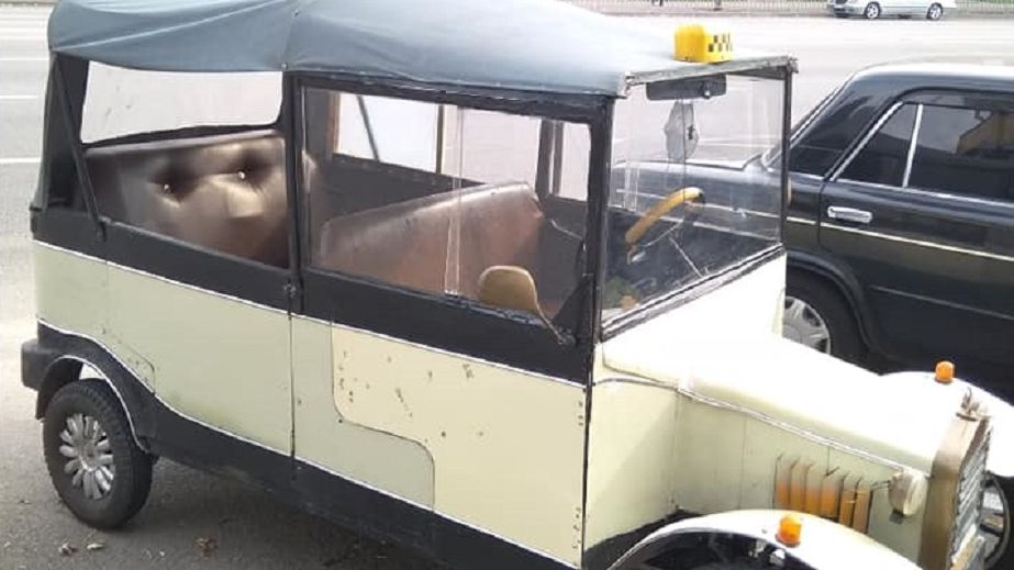 Ретро-таксі віком понад 120 років. На вулицях Дніпра помітили незвичайну автівку