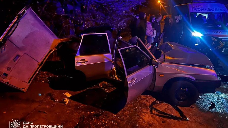 У Кам’янському водії двох автомобілів після зіткнення не змогли самостійно вибратися (ФОТО)