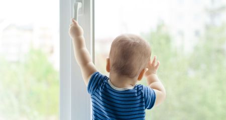 В Кривом Роге двухлетний мальчик выпал из окна: в каком состоянии ребенок