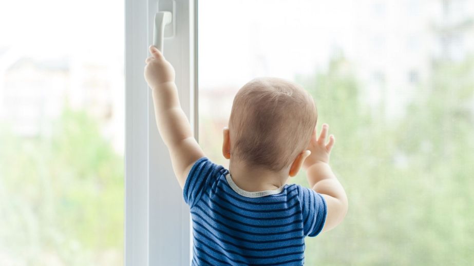 В Кривом Роге двухлетний мальчик выпал из окна: в каком состоянии ребенок