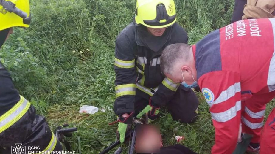 У Дніпрі рятують чоловіка, якому ручкою керування мотоблоку пробило череп