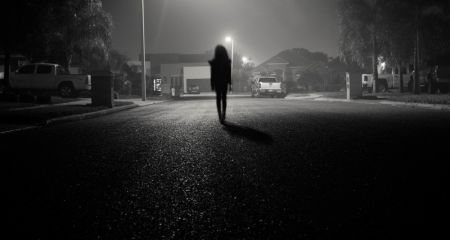 Напівоголена дівчина вітала водіїв посеред траси вночі на Дніпроптровщині (ВІДЕО)