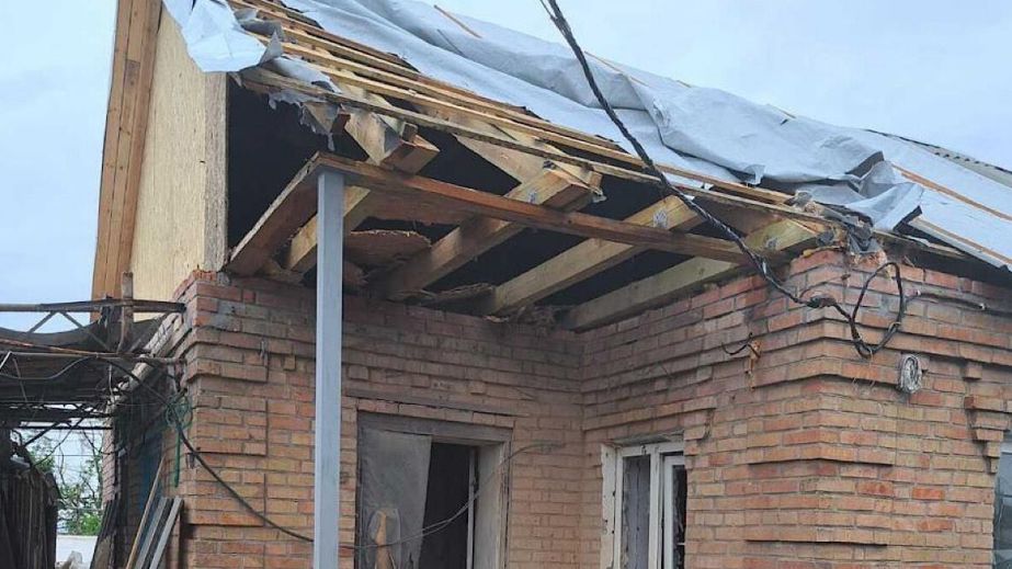 Разрушенные дома и искореженные авто: в полиции показали последствия обстрелов Днепропетровщины за минувшие сутки (ФОТО)