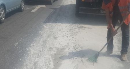 В Днепре грузовик залил бетоном проезжую часть (ФОТО)