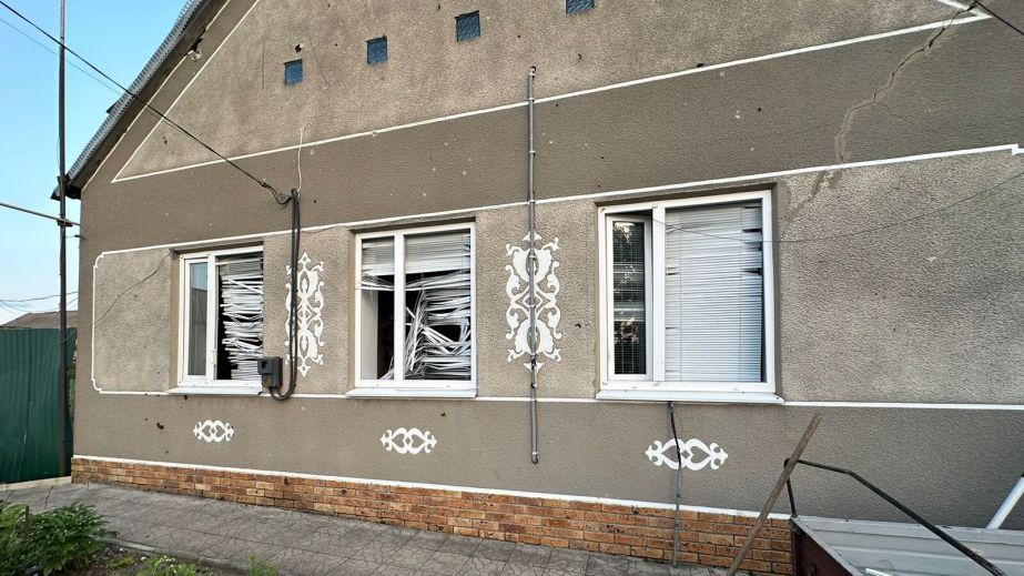 Посічені фасади та вибиті вікна: у поліції показали наслідки обстрілів Дніпропетровщини минулої доби (ФОТО)