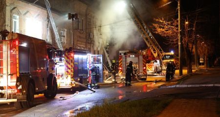 У Дніпрі під час пожежі у двоповерхівці врятували жінку (ФОТО)