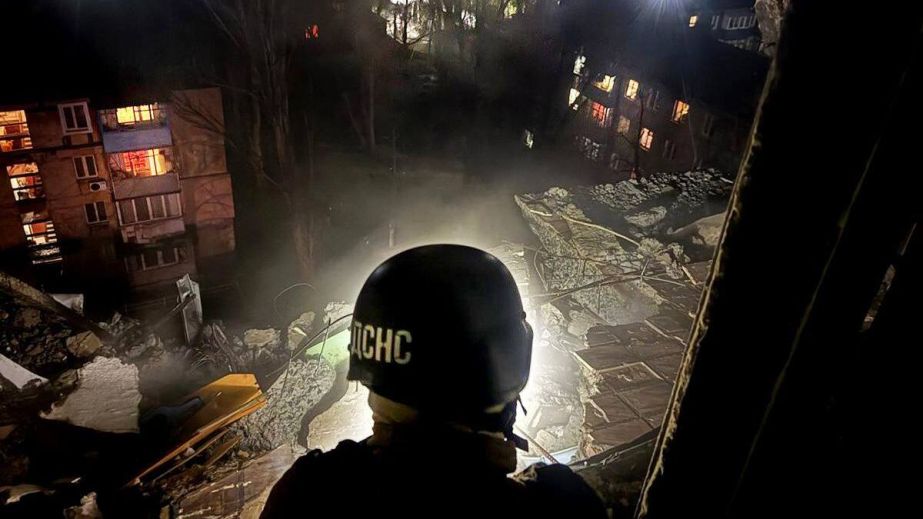 Пожежі та понівечені оселі: у ДСНС показали кадри наслідків нічної атаки на Дніпропетровщину (ФОТО)