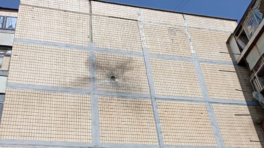 Посічені стіни та вибиті вікна: у поліції показали наслідки атак на Дніпропетровщину за минулу добу (ФОТО)