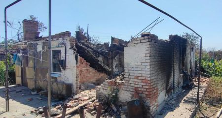Зруйновані будинки та понівечені подвір'я: поліція показала наслідки атак на Дніпропетровщину за минулу добу (ФОТО)