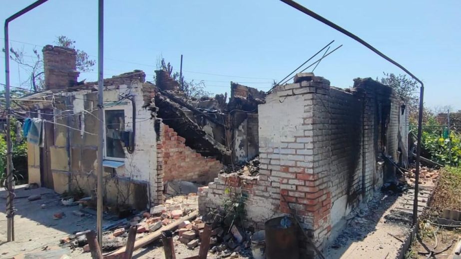 Разрушенные дома и изуродованные дворы: полиция показала последствия атак на Днепропетровщину за минувшие сутки (ФОТО)