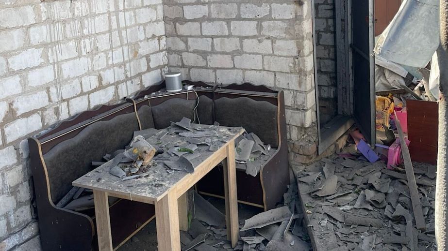 Зруйновані будинки та понівечені подвір'я: поліція показала наслідки атак на Дніпропетровщину за минулу добу (ФОТО)