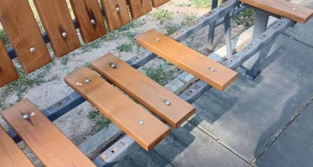 В одном из парков Днепра вандалы перетрощили лавки (ФОТО)
