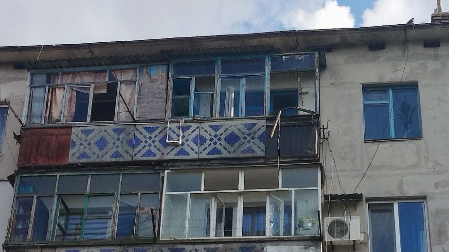 Потрощені дахи та автівки: у поліції показали наслідки ворожих атак на Дніпропетровщину за минулу добу (ФОТО)