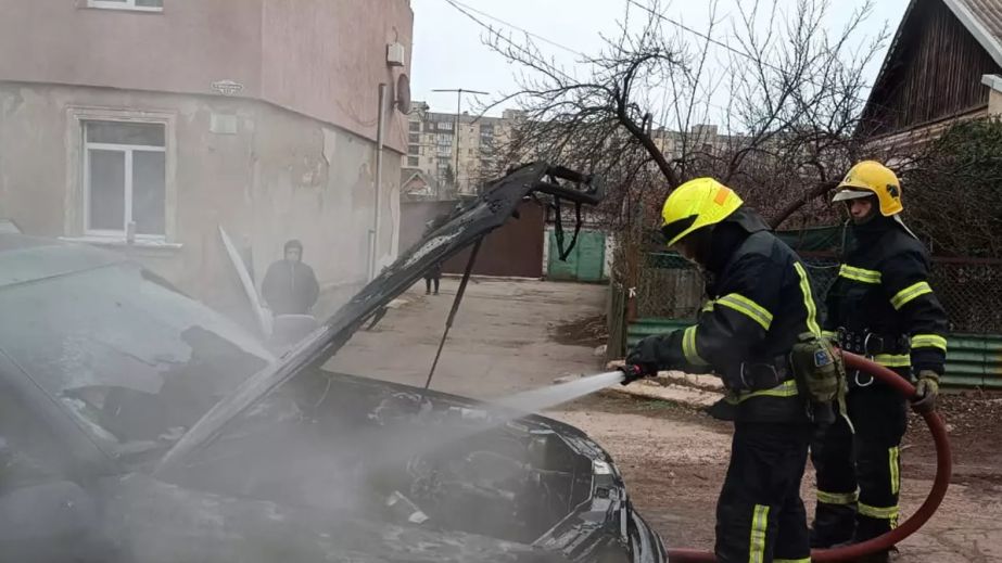 У Кривому Розі палала припаркована автівка (ФОТО) 