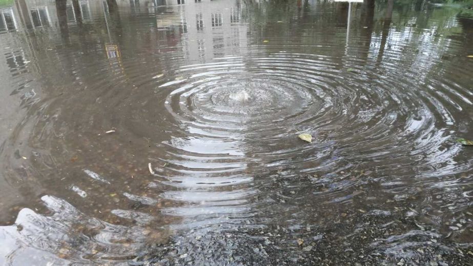 В Днепре одна из улиц превратилась в реку из-за аварии на сетях водоснабжения (ВИДЕО)