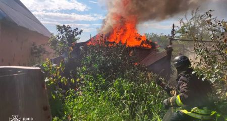 В Никополе тушили сильный пожар в доме