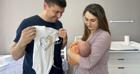 Новонароджених у Дніпрі одягли у вишиванки (ФОТО)