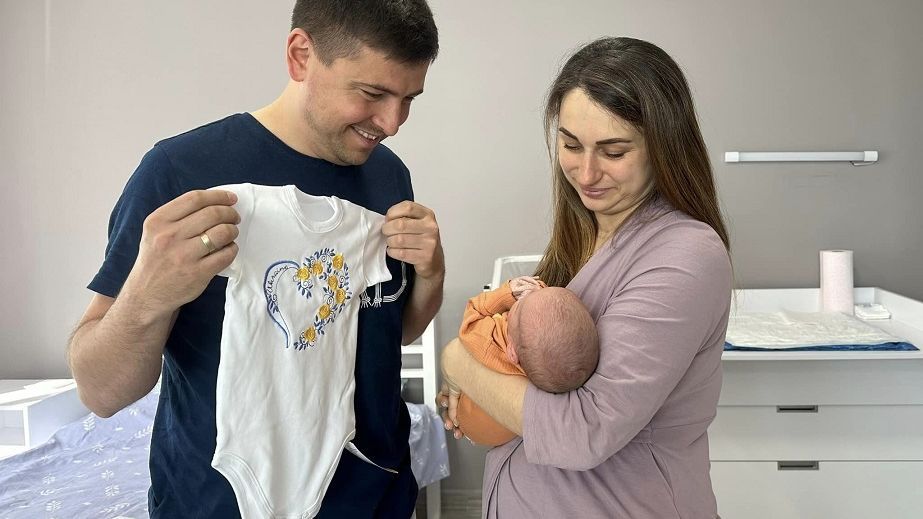 Новонароджених у Дніпрі одягли у вишиванки (ФОТО)