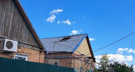 Посеченные фасады и выбитые окна: в полиции показали последствия обстрелов Днепропетровщины за прошедшие сутки (ФОТО)
