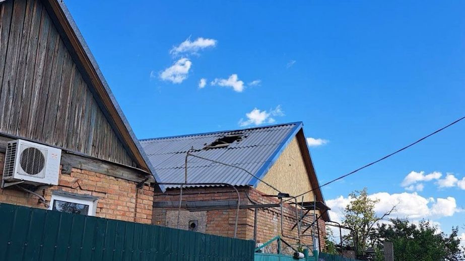 Посічені фасади та вибиті вікна: у поліції показали наслідки обстрілів Дніпропетровщини минулої доби (ФОТО)