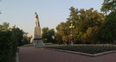 Без стыда и совести: в Днепре юная вандалка обнесла клумбу с лавандой на Монастырском острове (ВИДЕО)