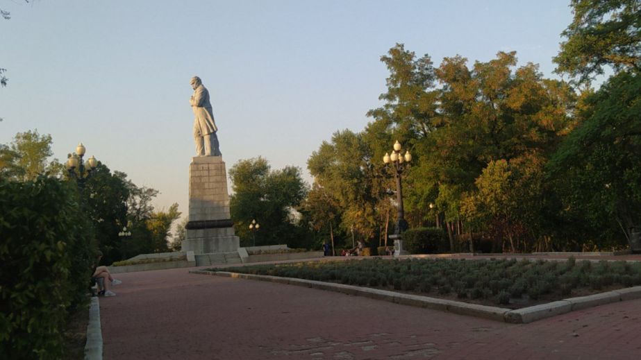 Без сорому і совісті: у Дніпрі юна вандалка обнесла клумбу з лавандою на Монастирському острові (ВІДЕО)