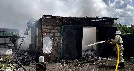 Під Дніпром сталася сильна пожежа у гаражі в привтному секторі (ФОТО)