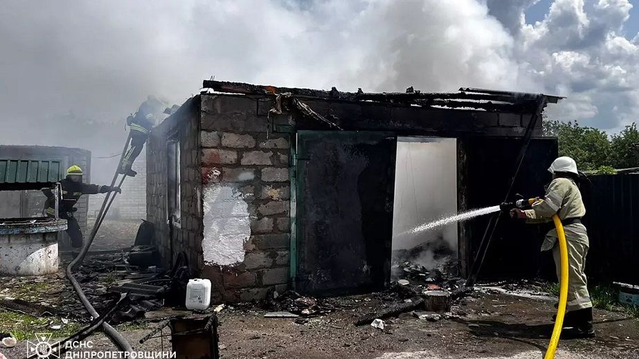 Под Днепром произошел сильный пожар в гараже в частном секторе (ФОТО)
