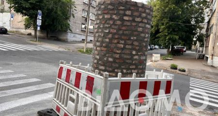 Кладку приховали під шаром штукатурки: у Дніпрі продовжують "реанімувати" історичну тумбу (ФОТО, ВІДЕО)