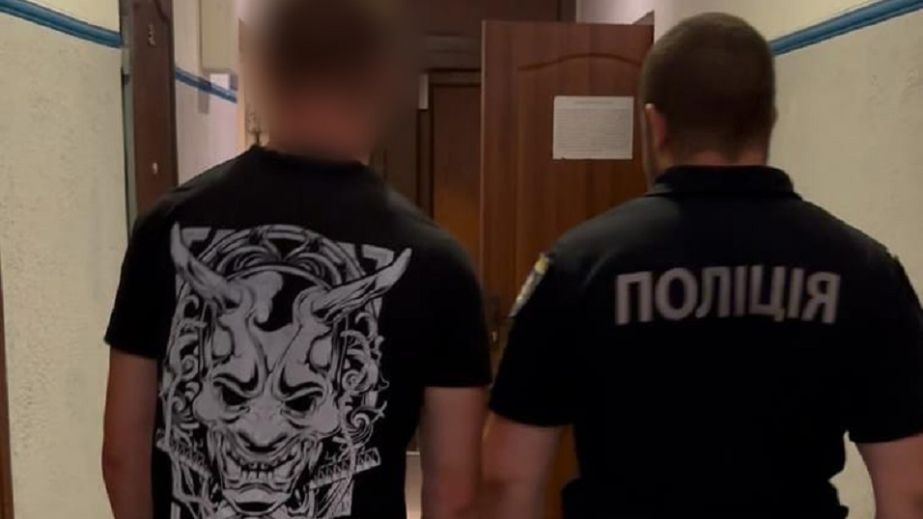 У Кривому Розі затримали молодика, який "коктейлем Молотова" спалив дві автівки в Одесі (ФОТО)