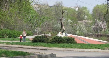 В Днепре у памятника пропала рука: вандалы решили, что им она нужнее (ФОТО)